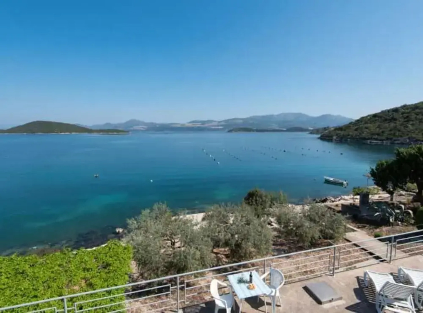 Spacious and Cozy Seafront Apartments