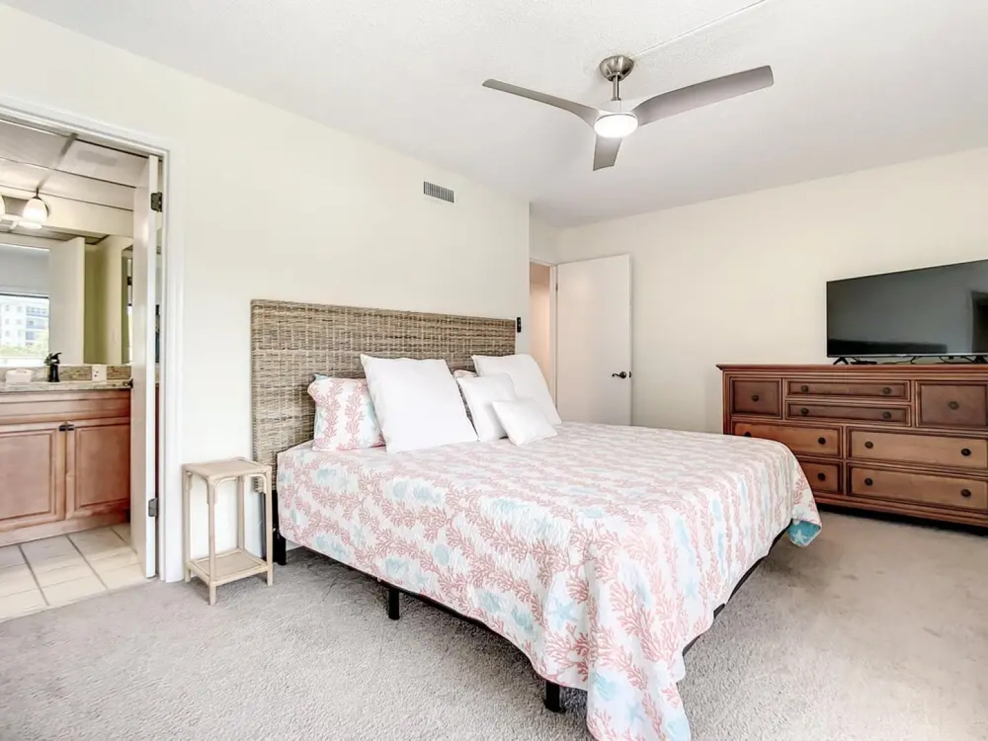 Ocean View Ground Level Seascape Towers Overlooking Pool Walk Right out to the Beach Sst126