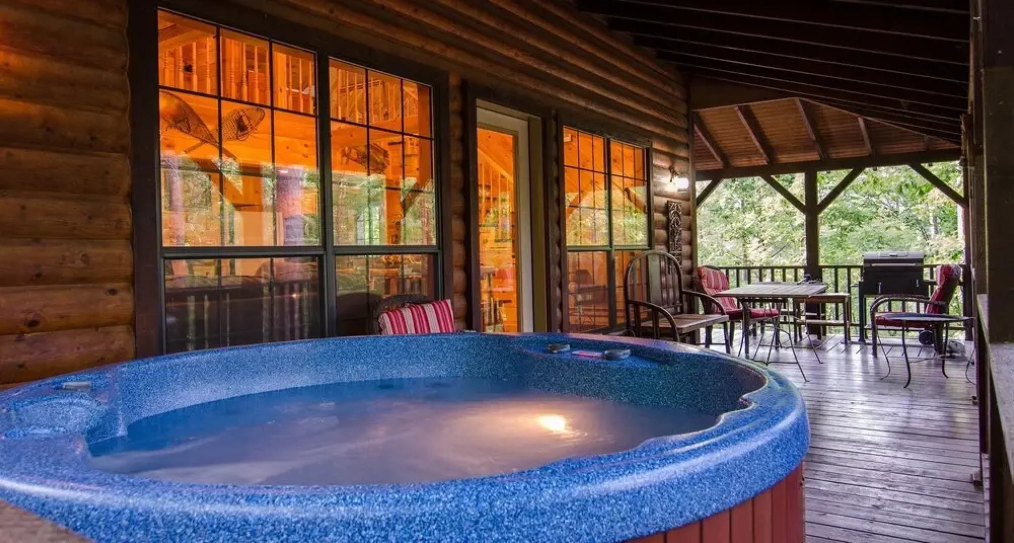 Breathless Cabin Includes Free Wifi, Parking Onsite, Private Hot Tub, and BBQ by Redawning