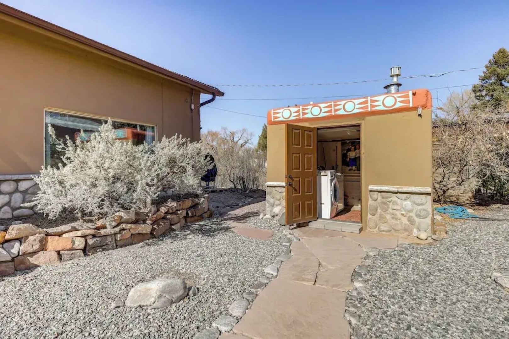 Artsy Studio w/ Patio: 25 Mi to Santa Fe