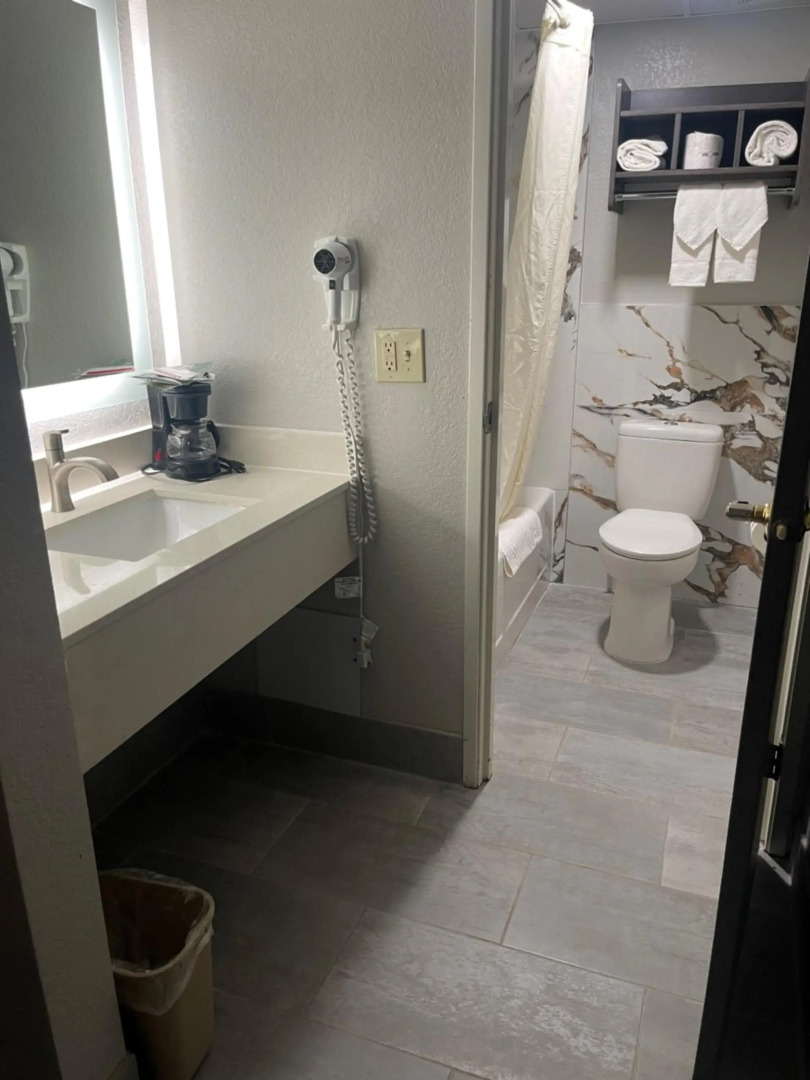 HomeTown Inn & Suites