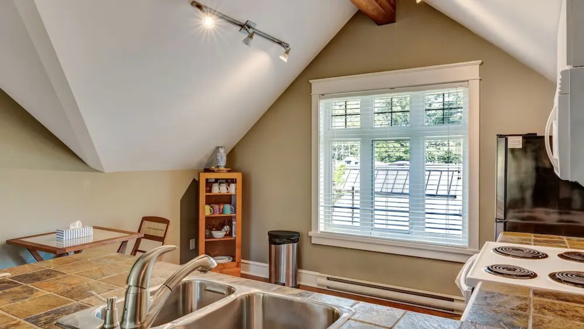 Parker by the Sea - Quaint Apartment with Beach Access