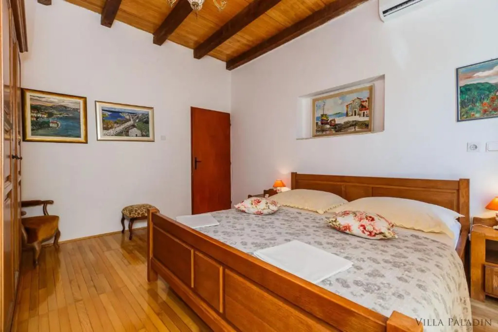 Villa Paladin - Spacious Villa with Pool near Garden Resort - 7 Min walk