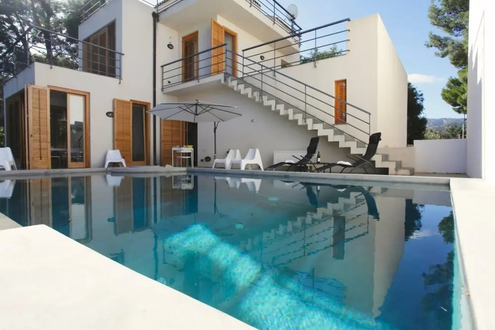 Villa With Pool Garden Near The Sea