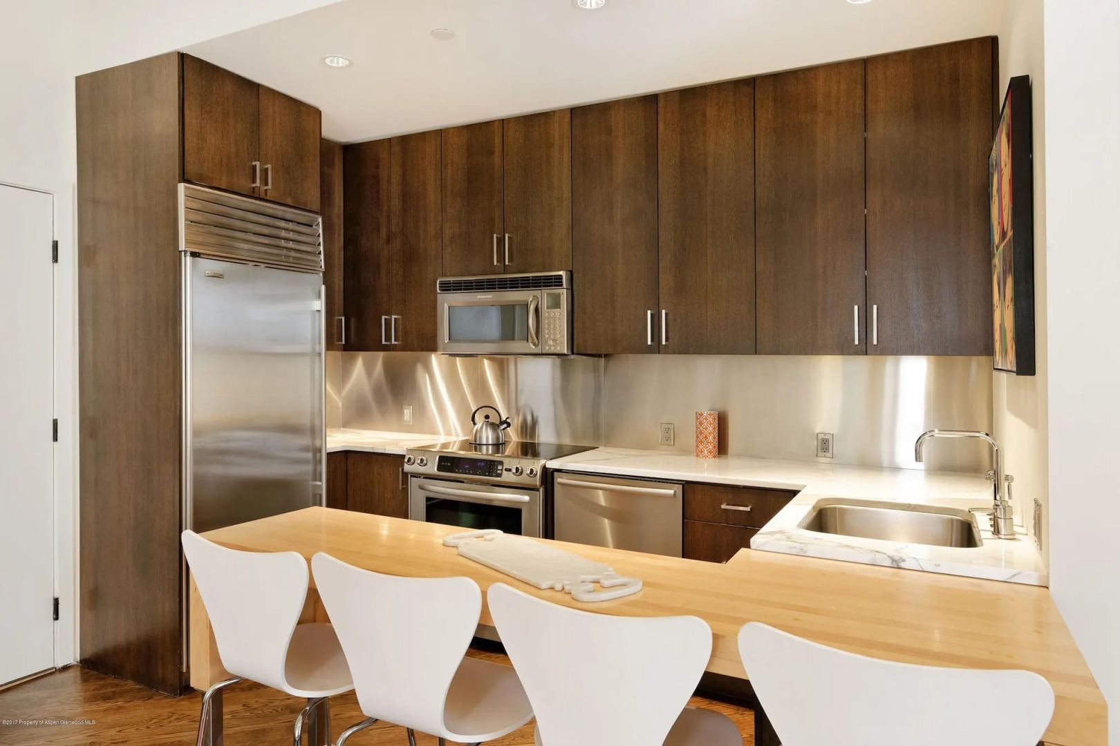 Independence Square Lodge by Frias