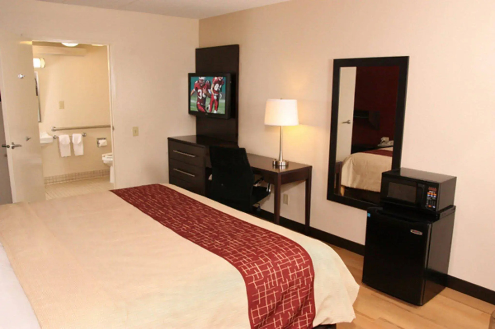 Red Roof Inn PLUS+ Long Island - Garden City