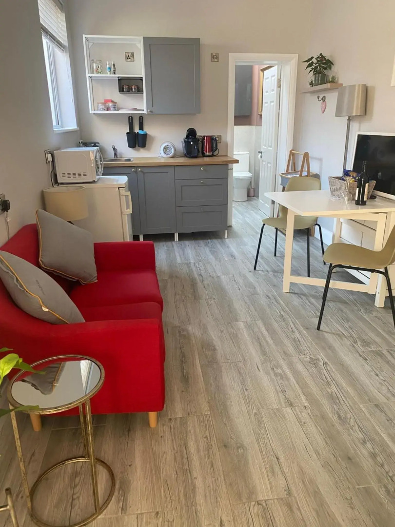 Hugo Mews Bright Studio Apartment