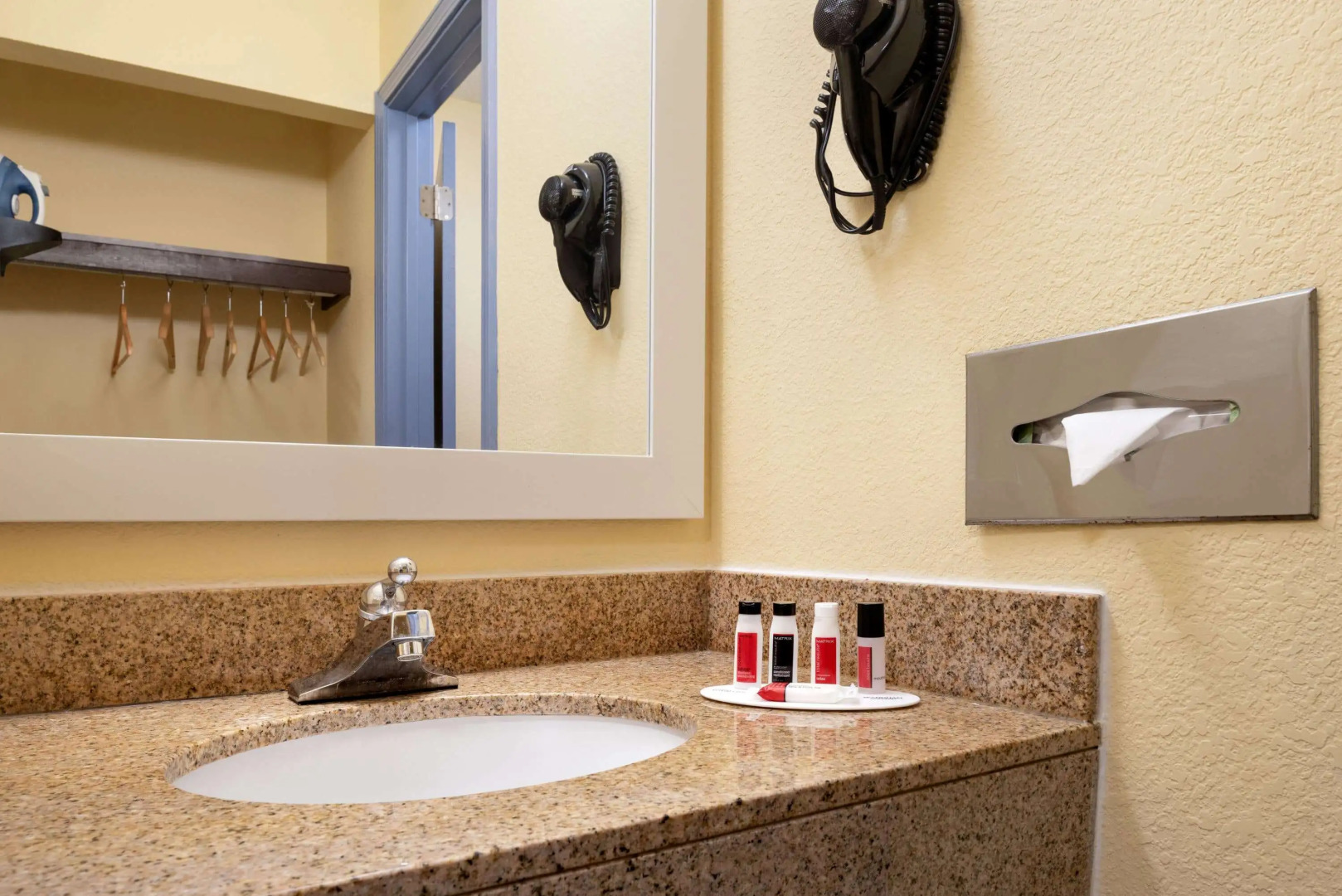 Days Inn & Suites by Wyndham Merrillville