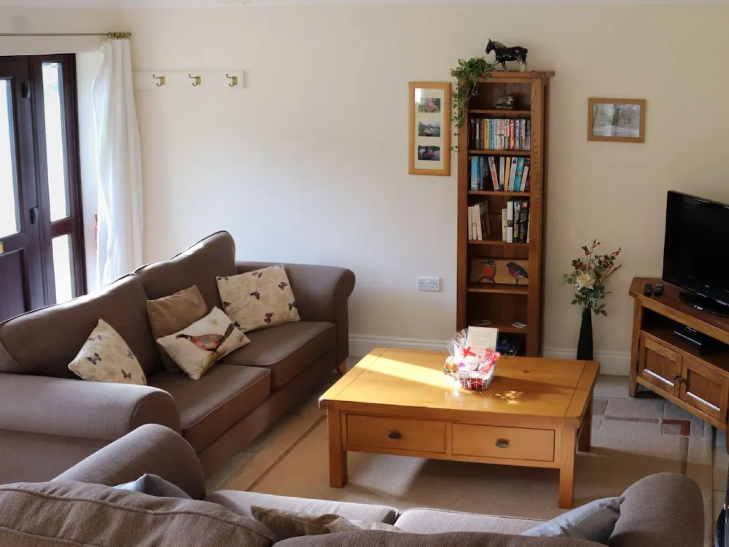 Beautiful, Spacious Cottage Offering Views of the River Nar