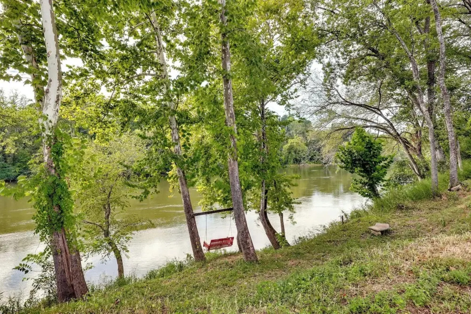 Modern, Riverfront Family House w/ Balcony & Grill