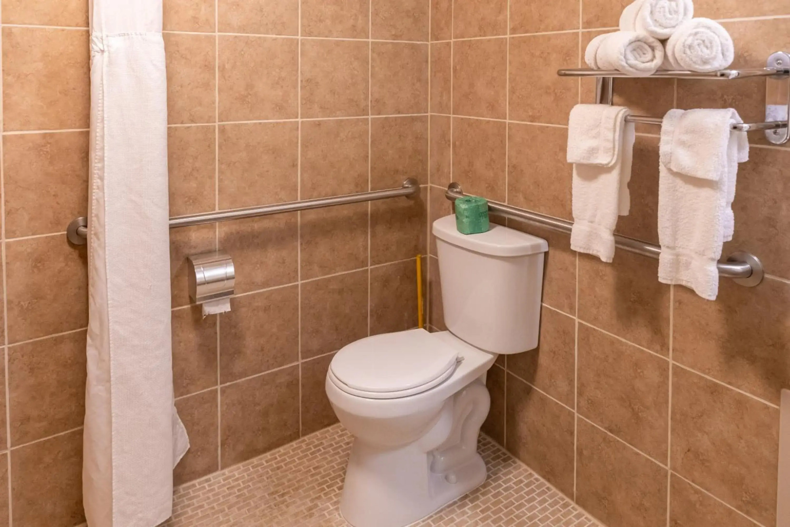 Cottonwood Suites Savannah Hotel & Conference Center