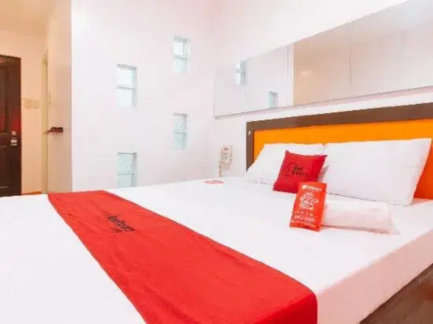 RedDoorz @ EL Runway Hotel Bulacan