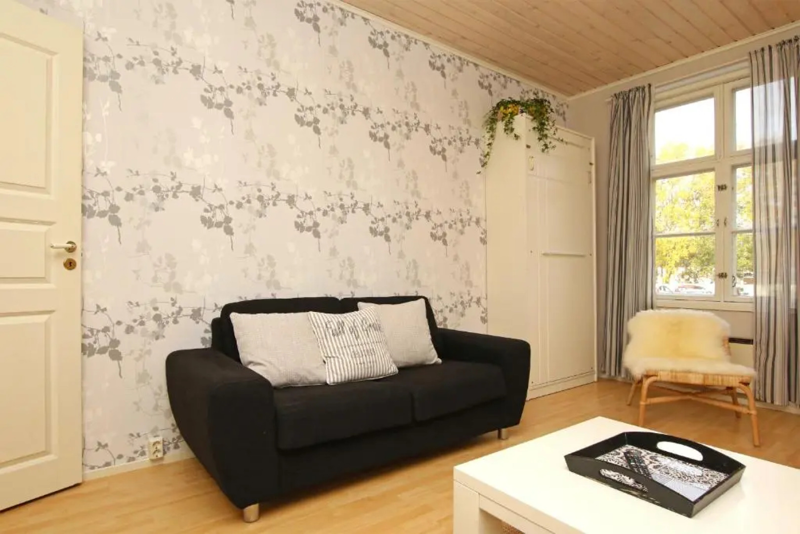 Idyllic central wooden house apartment