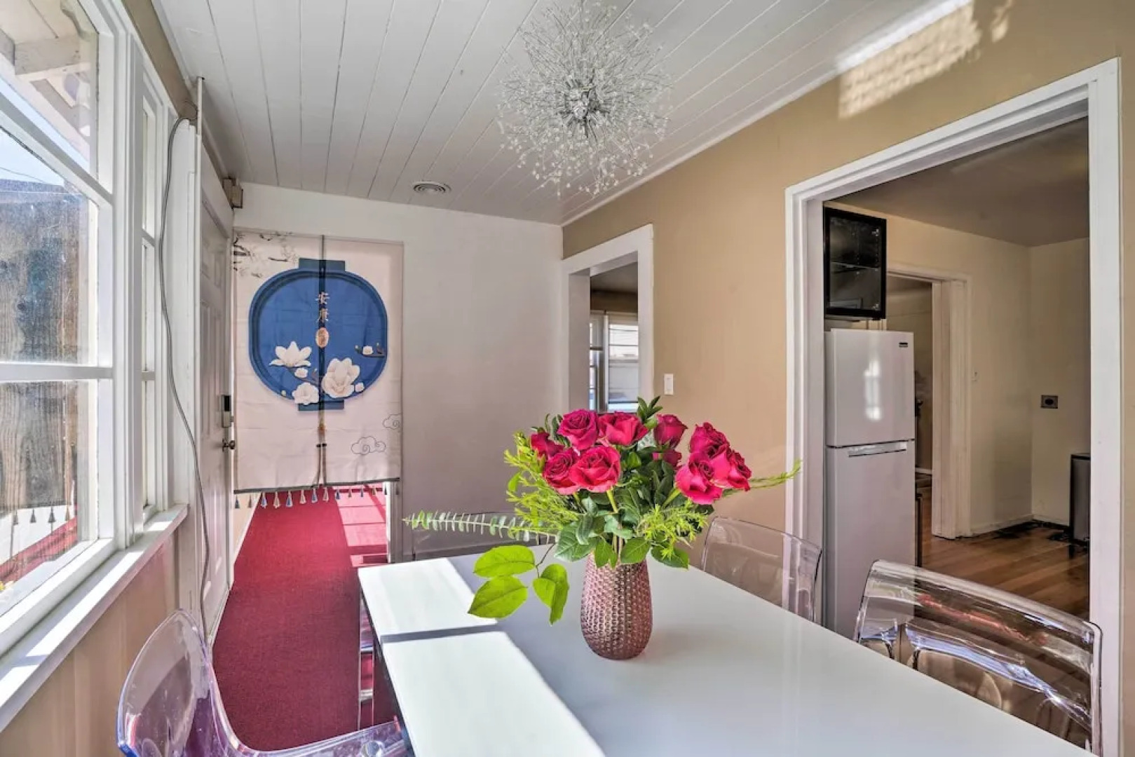 \sun-dappled Retreat: Walk to Restaurants!