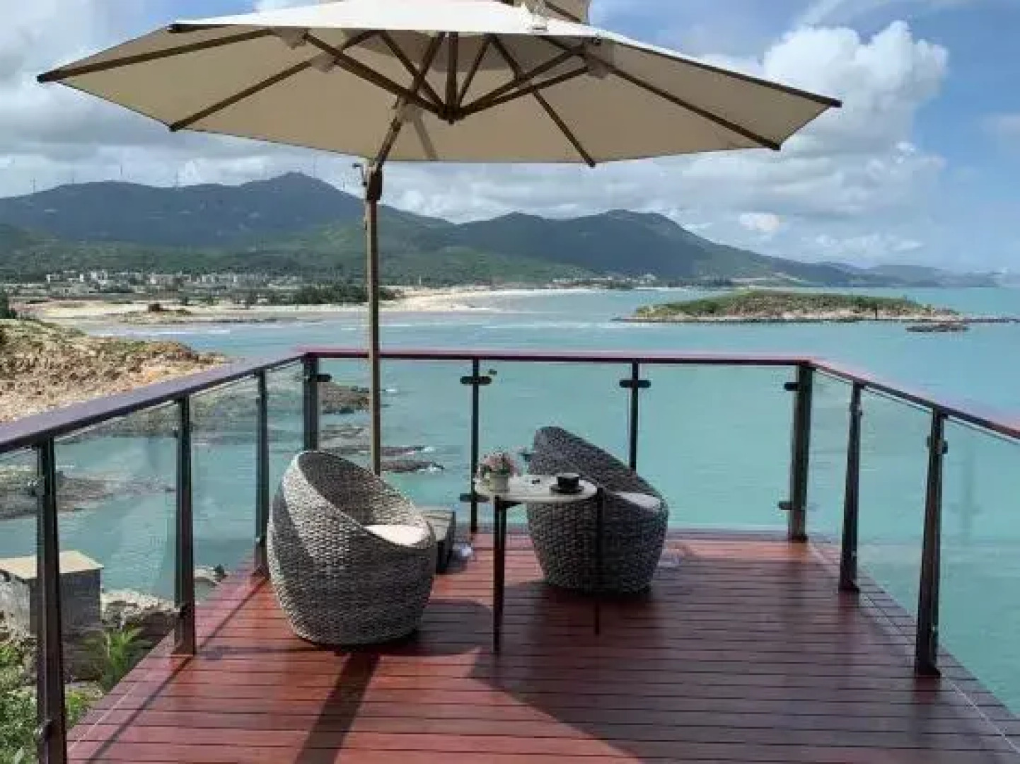 Watching the Sunrise Hotel on the Sea