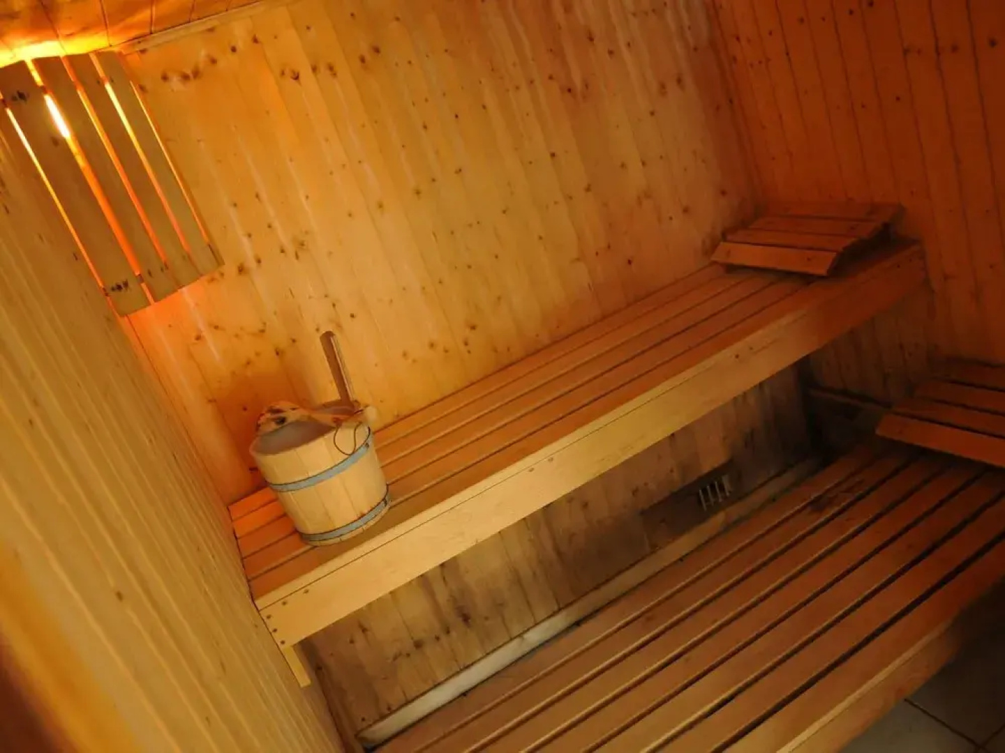 House in Noiseux With Bubble Bath & Garden