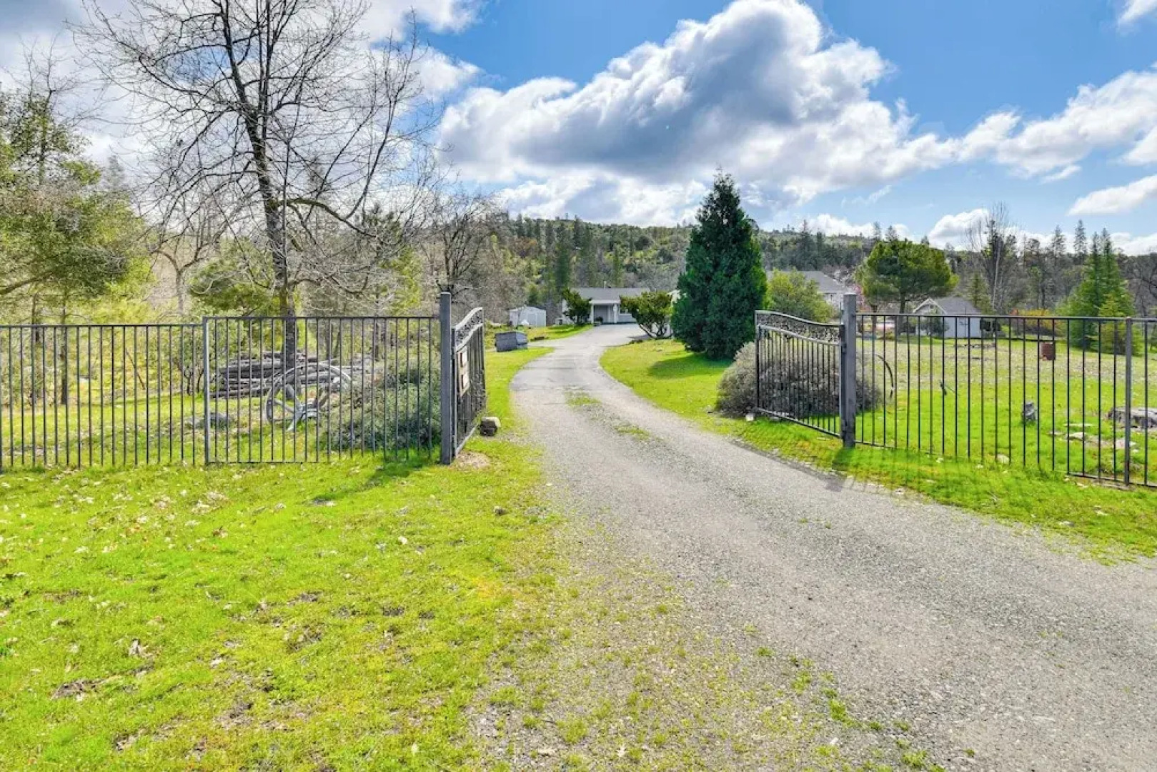 Waterfront Mariposa Hideaway: Hot Tub & Mtn Views!