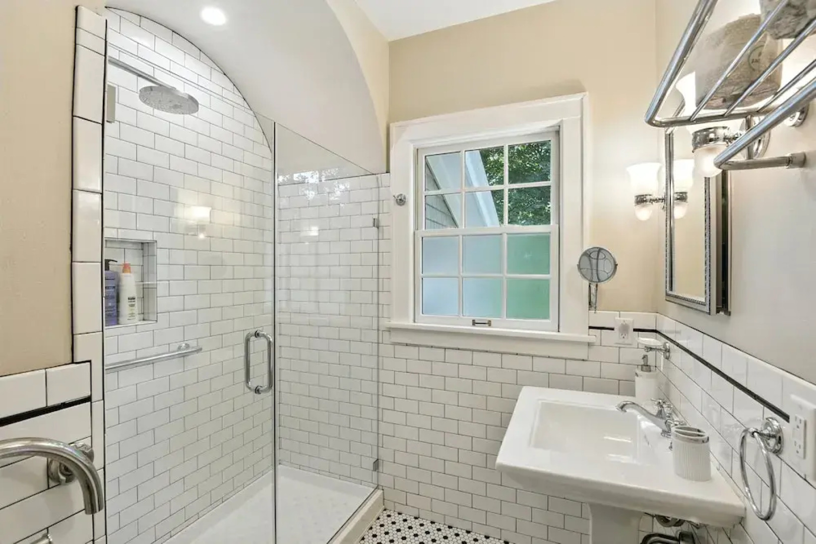 Charming Manville Heights Cottage Retreat 3 Bedroom Home