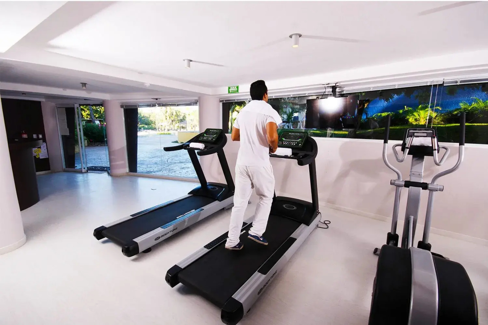 Hesperia Playa el Agua