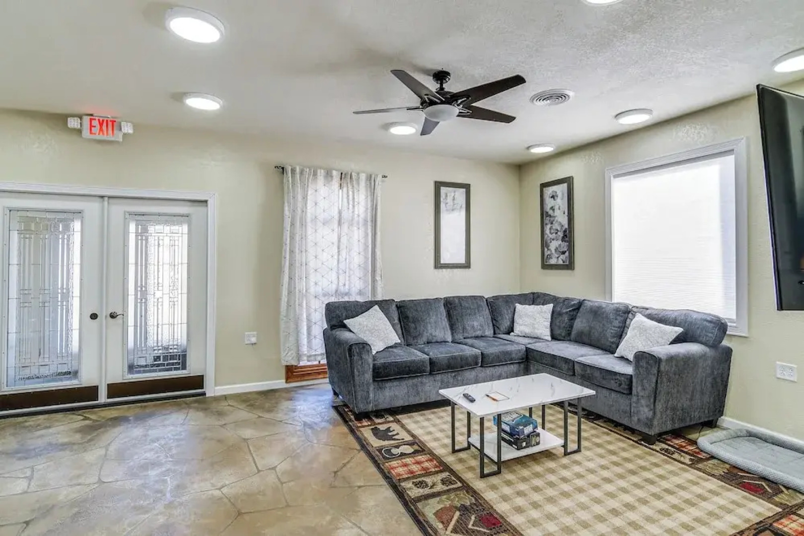 2 Mi to Main St: Newton Guest House