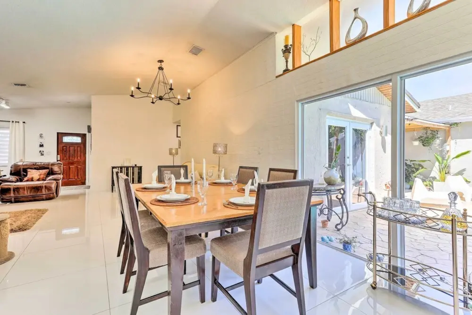 Sunny Miami Retreat - Pool, Patio & Gas Grill!