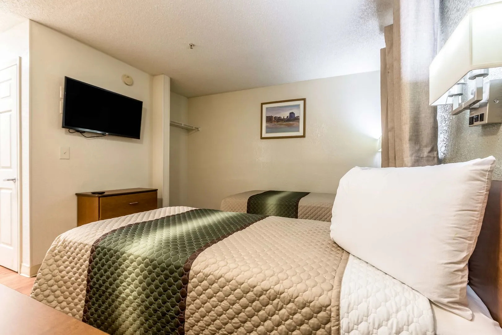 HomeTowne Studios by Red Roof St. Louis - Airport/ N Lindbergh