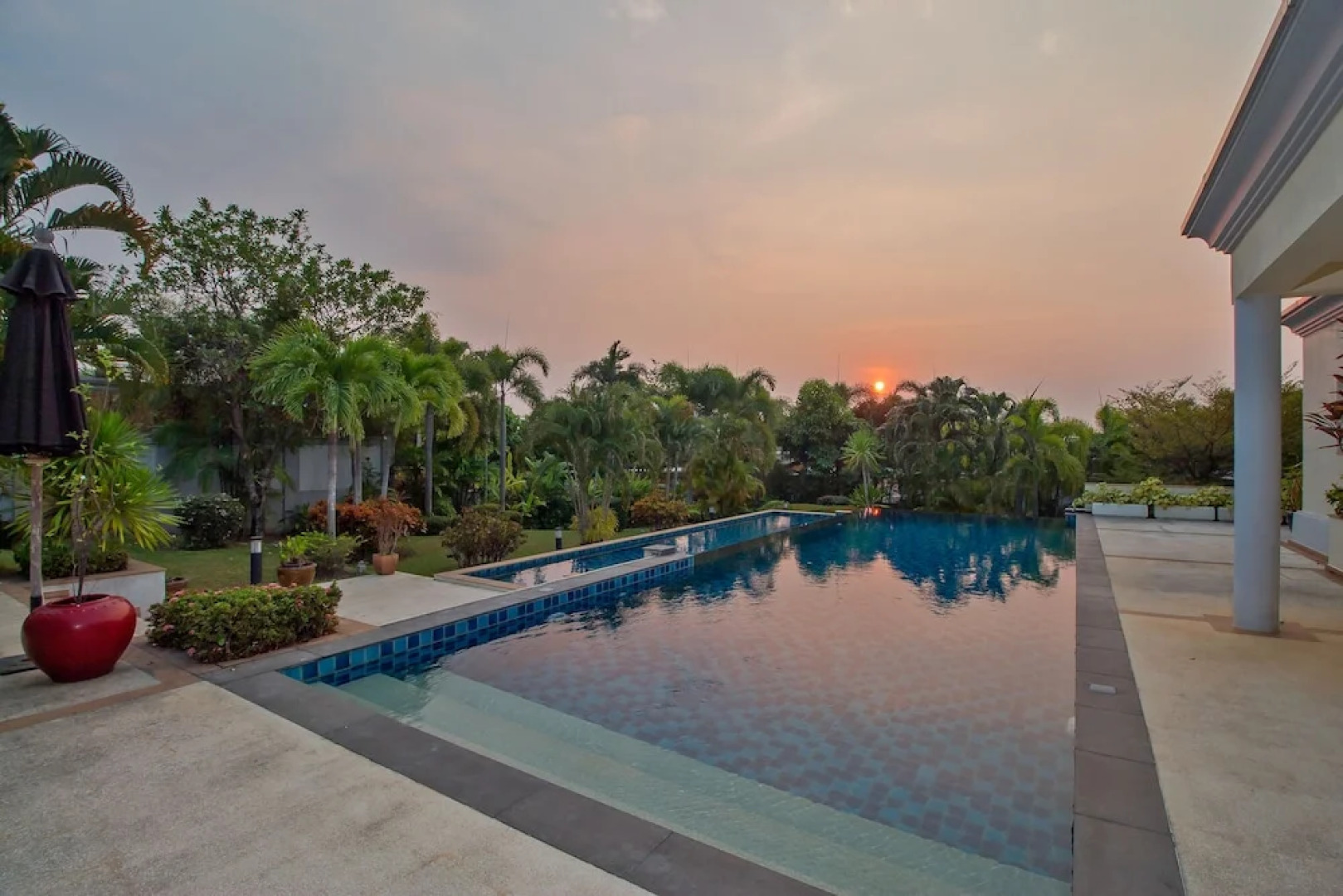 Pattaya Sunset Villa 4 Bedroom Sleeps 8