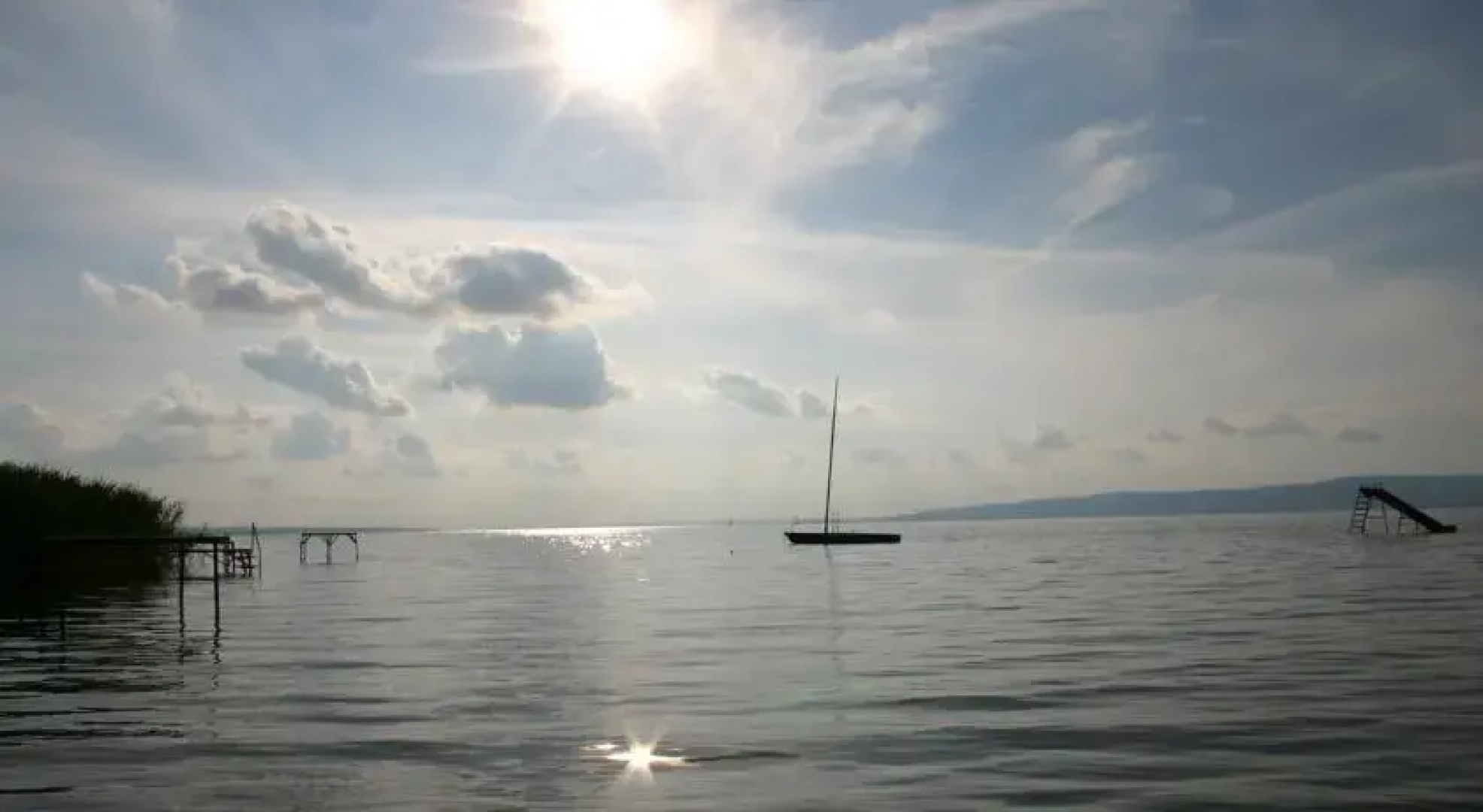 Partközeli kertes nyaralóház Balatonfenyvesen