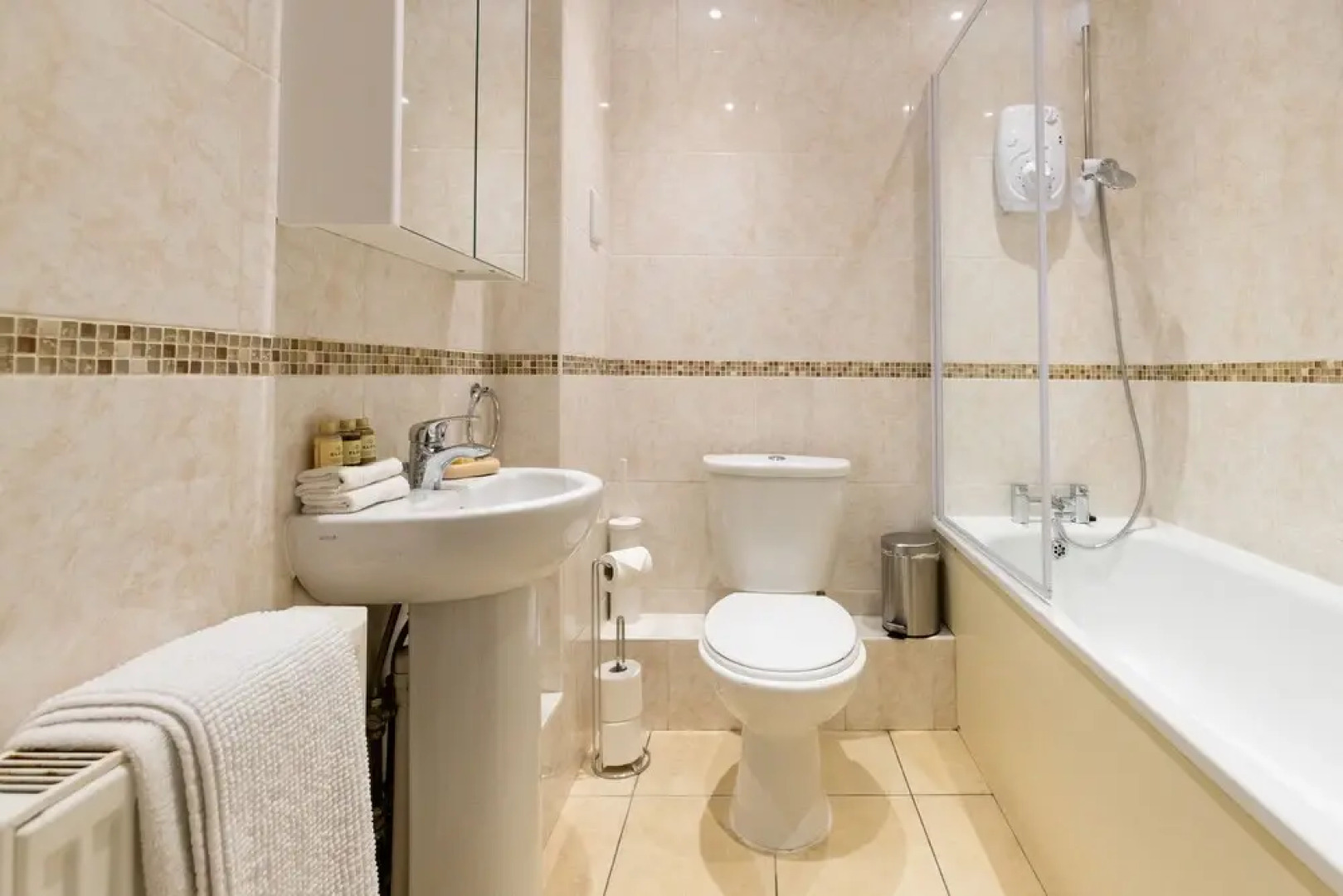 Velvet 1-bedroom Apartment With Balcony, Hoddesdon