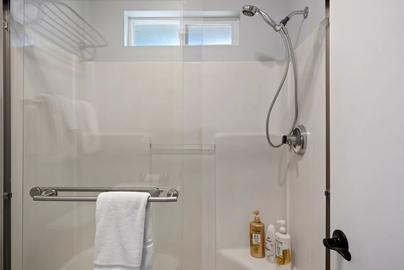 Redmond Rest 4 Bedroom Home by RedAwning