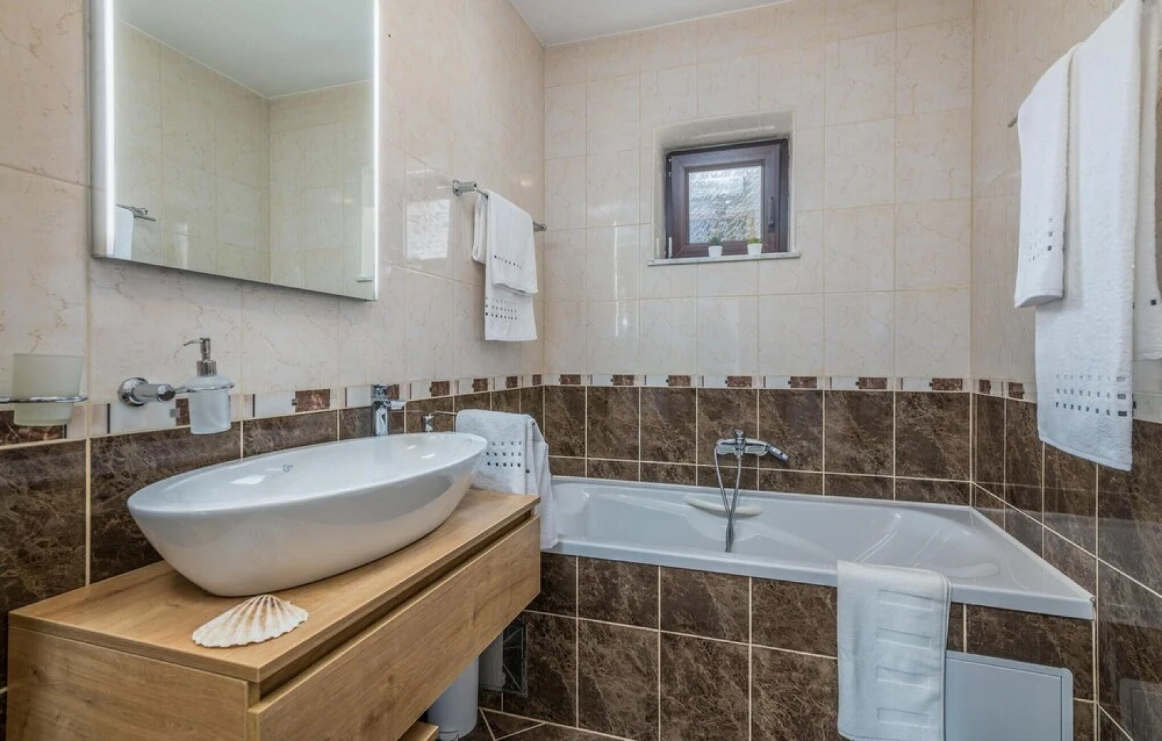 Awesome Home in Lakmartin With Wifi and 3 Bedrooms