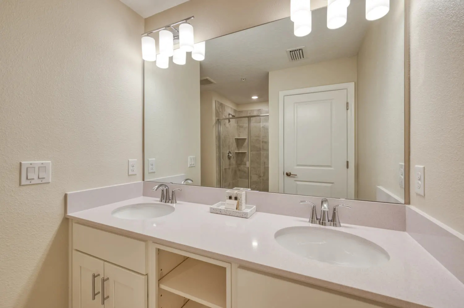 Sophisticated apartment with Mickey themed bedroom near Disney