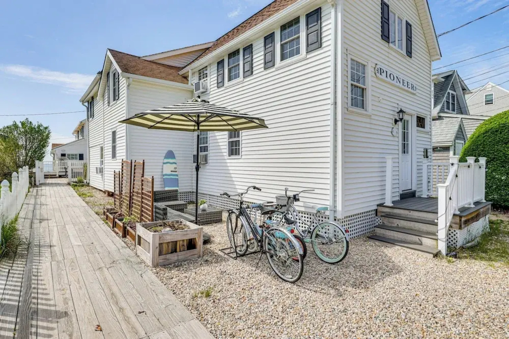 Walk to Hawk's Nest Beach: Coastal Old Lyme Apt