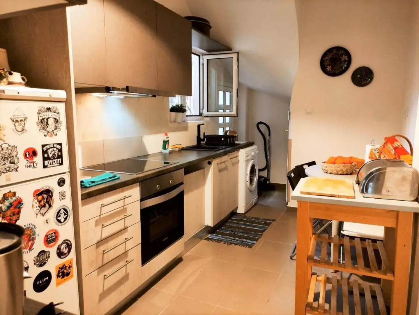 20' from the airport,20' from the center of Athens