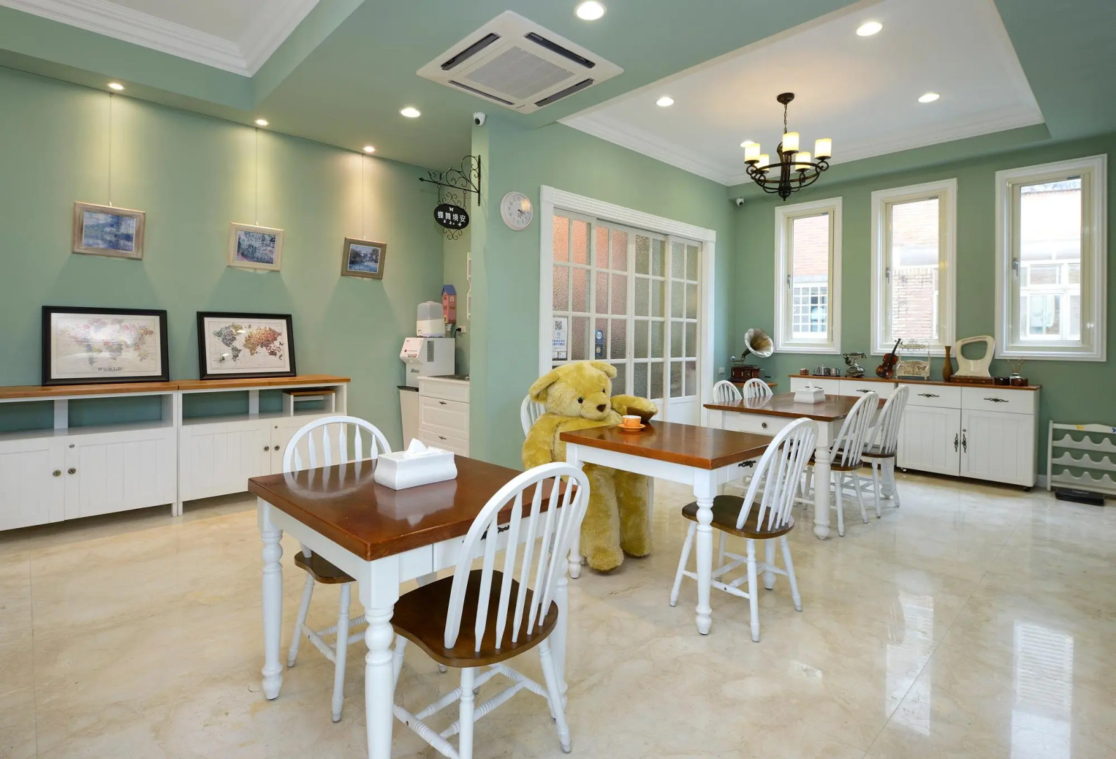 Dancing Butterfly Slide Family Inn