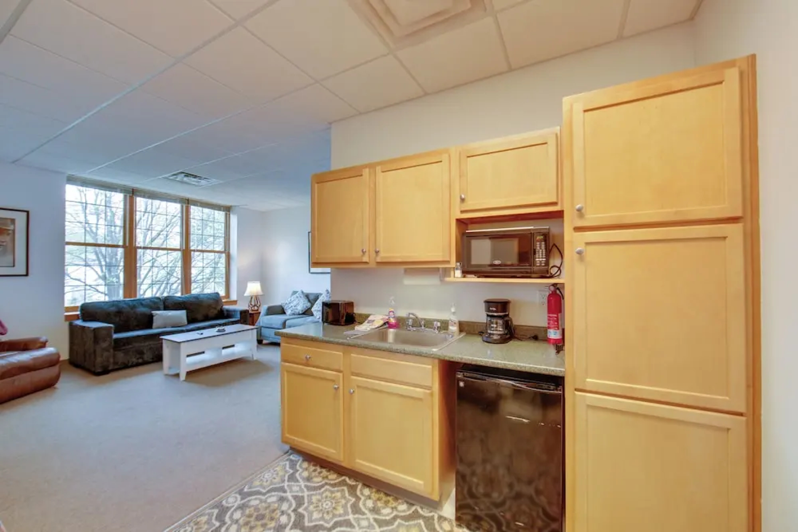 20 Mi to Dtwn Pittsburgh: Pet-friendly Apartment