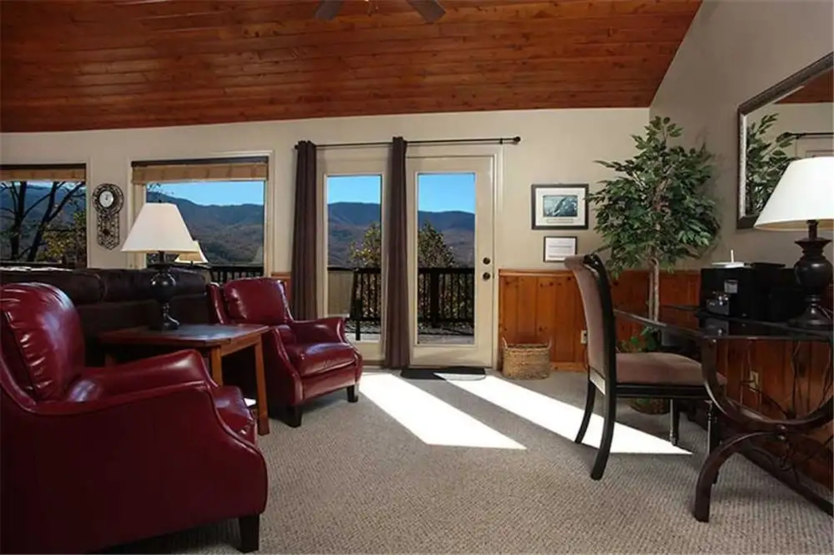 On Eagles Wings 2 Bedroom Mountain View Home with Hot Tub