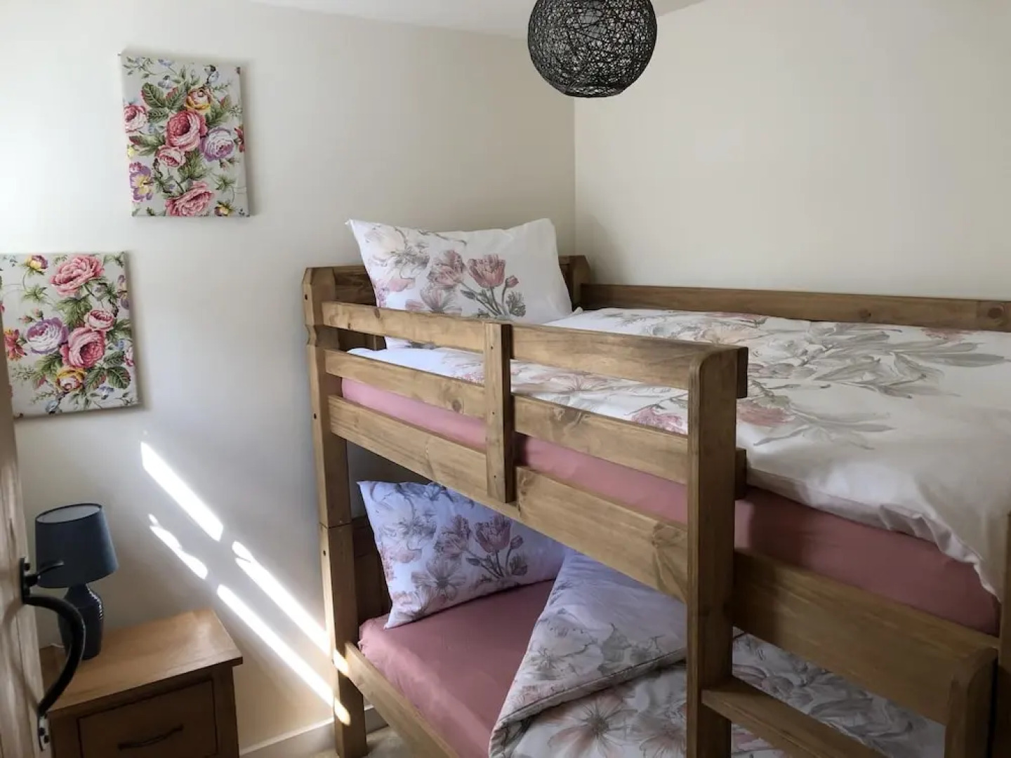 2 Bed Cottage - Sleeps 4 - Parking - Wifi