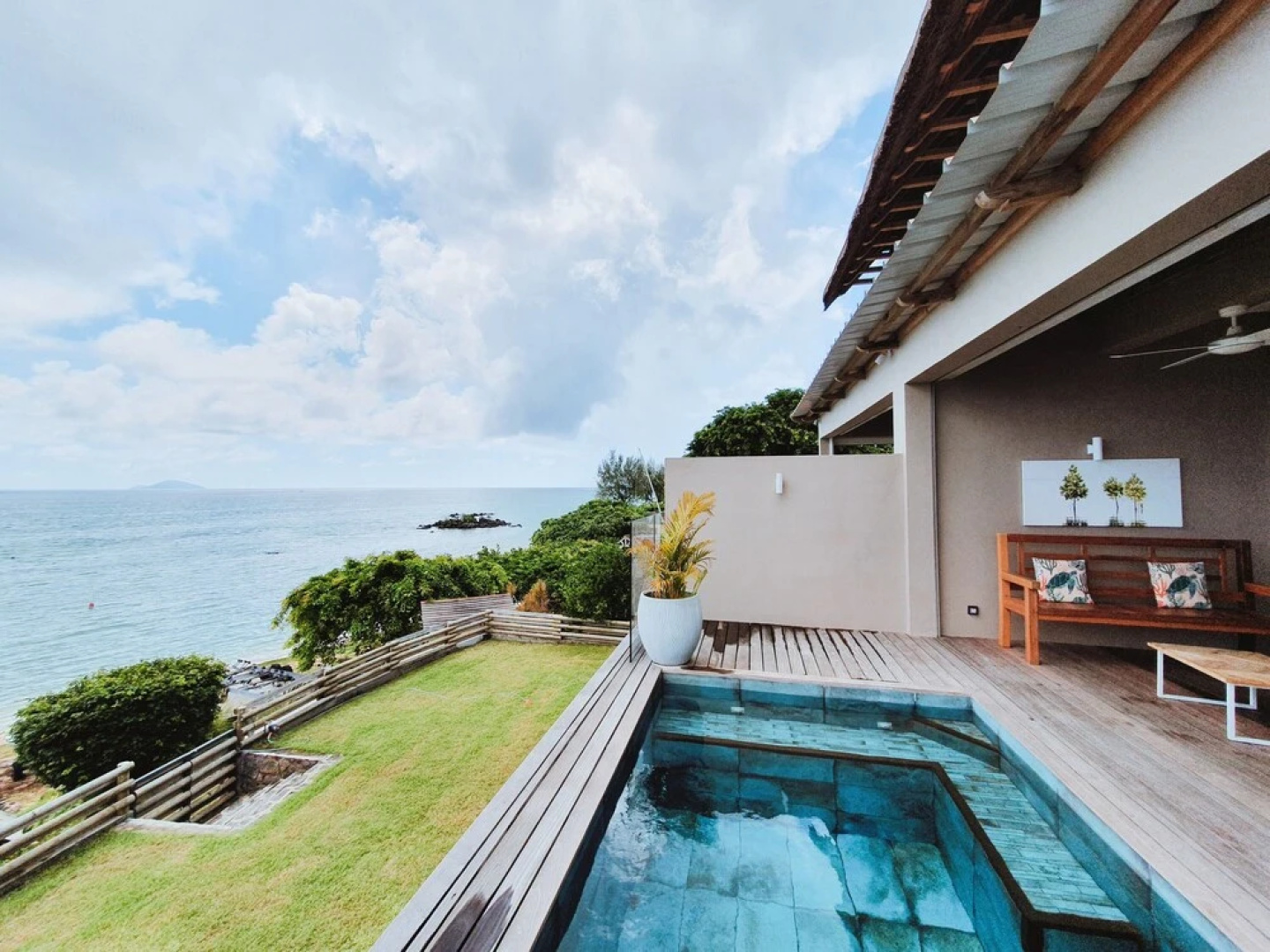 Luxury beachfront villa with private pool and cozy Pavillon with private jacuzzi on rooftop terrace