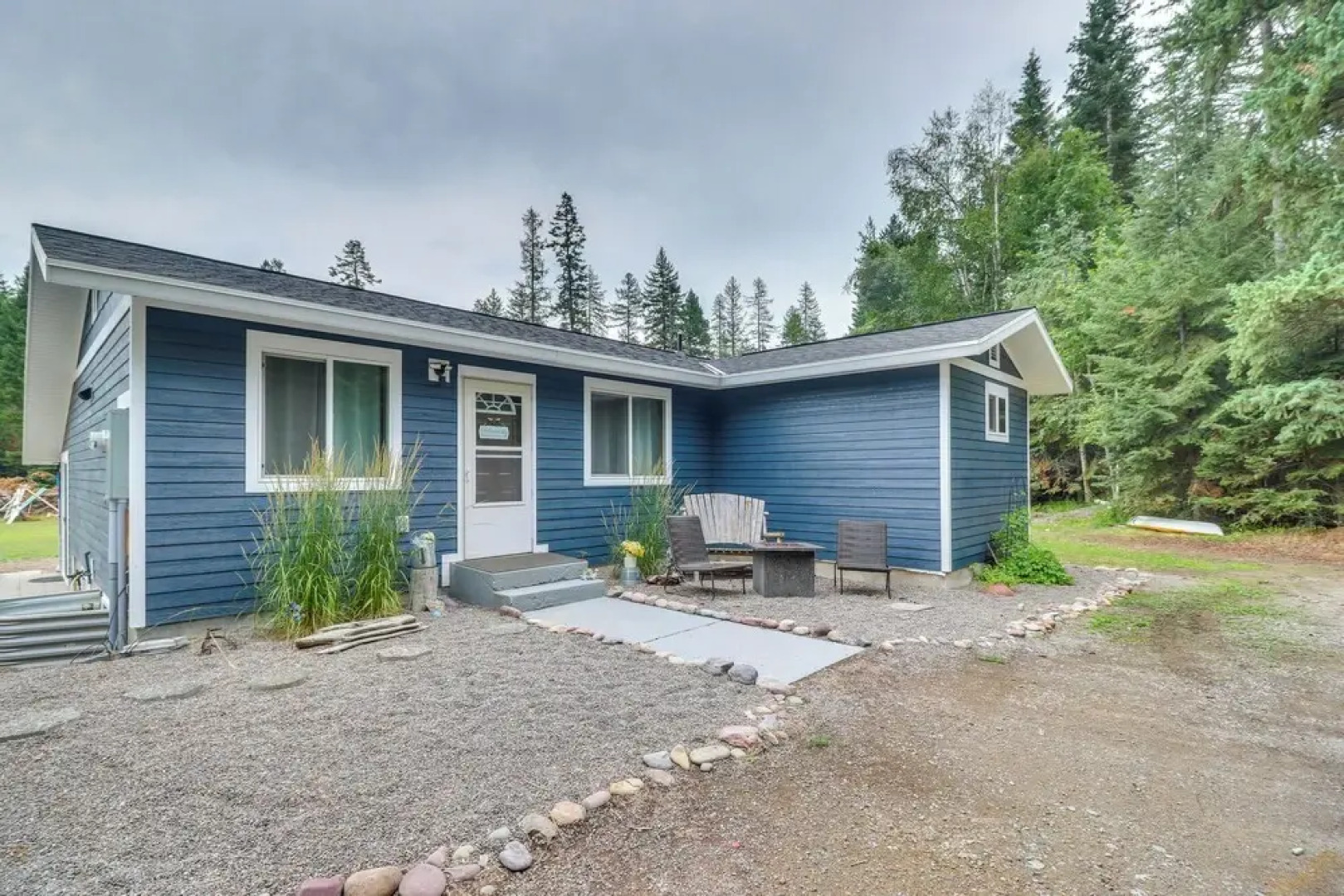 Bigfork Cottage w/ Hot Tub ~ 6 Mi to Flathead Lake