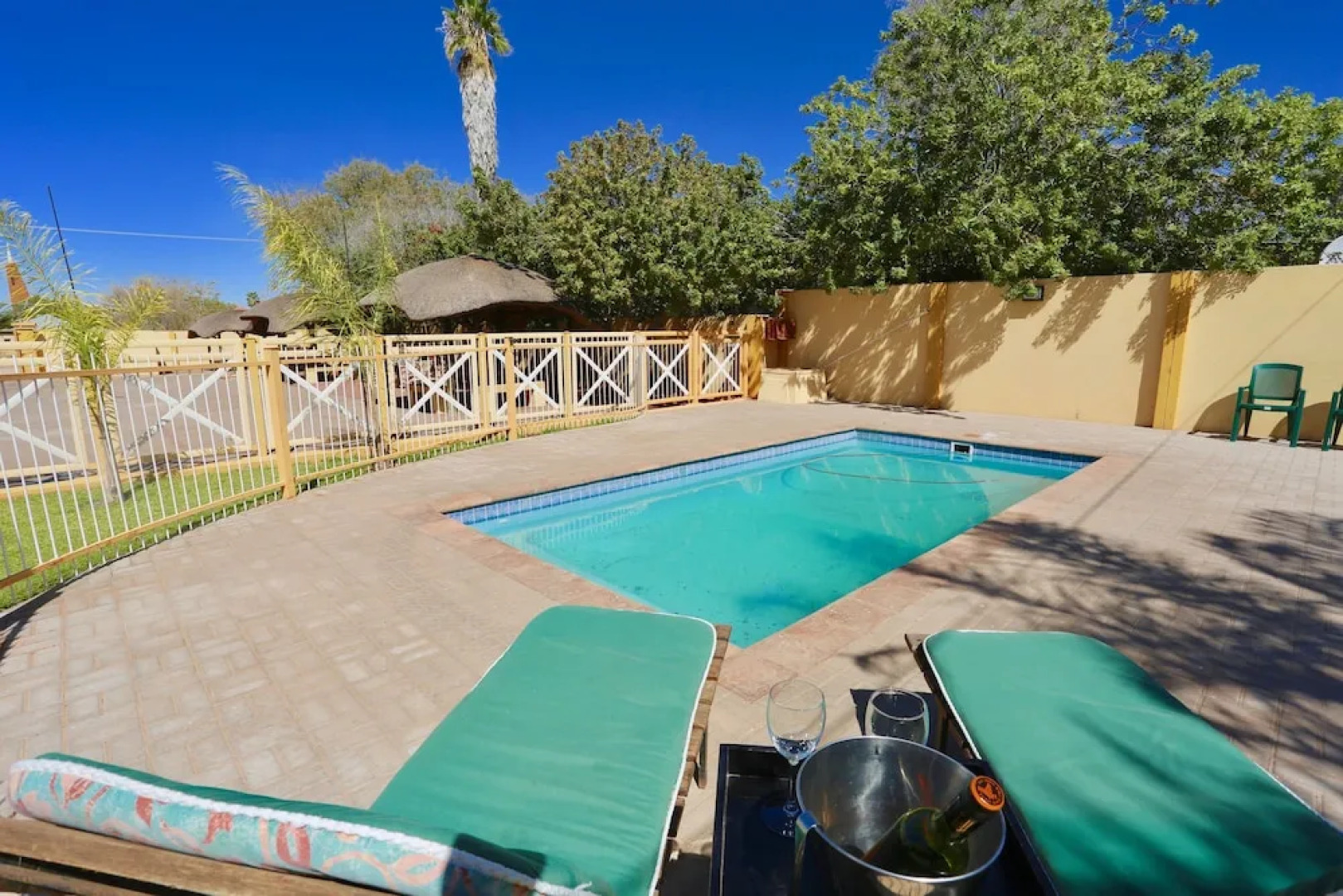 Stoney's Country Hotel