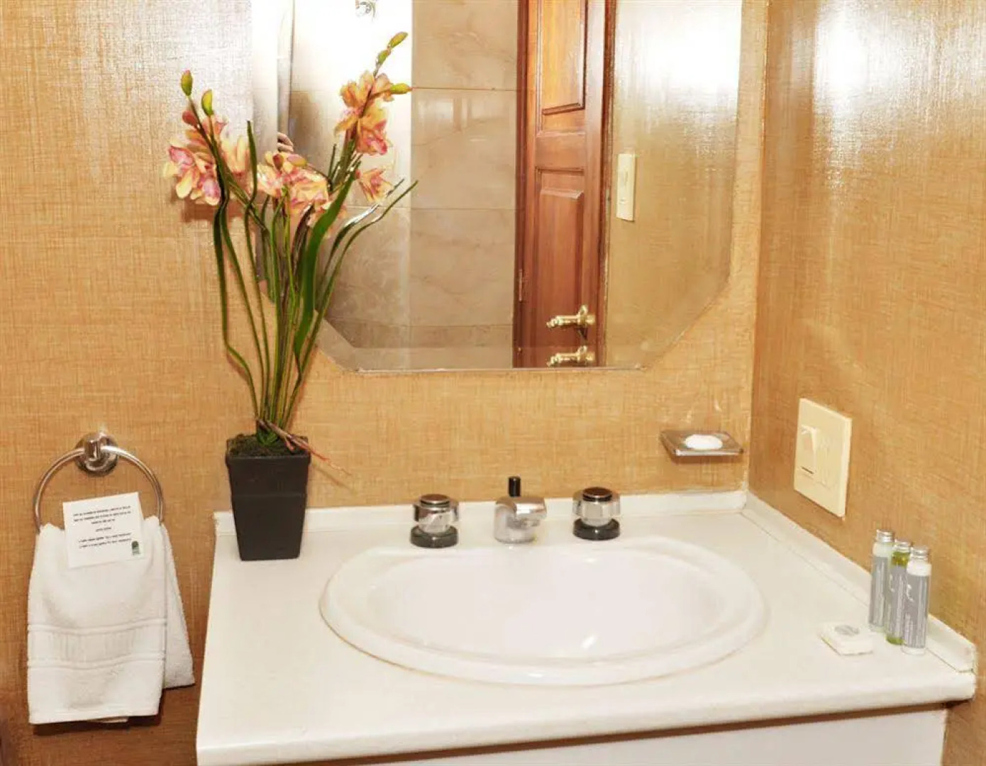 La Colina Suites Hotel