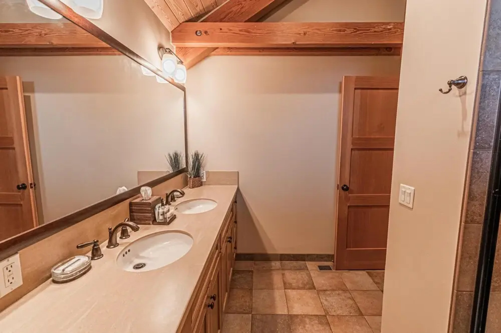 Lodges at Cannon Beach B2