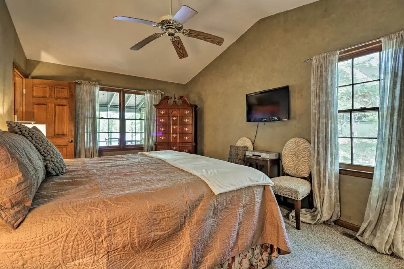 Lakefront Milledgeville Cabin: Private Dock, Porch