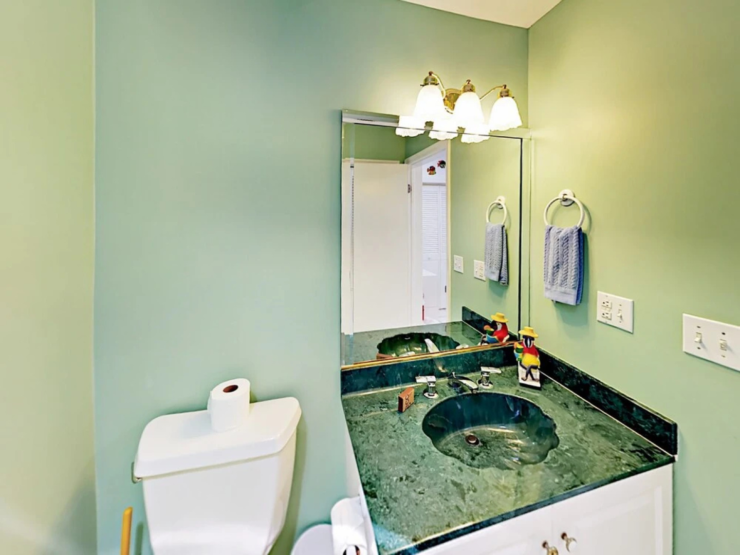 353 Barry Home 6 Bedrooms 4.5 Bathrooms Home