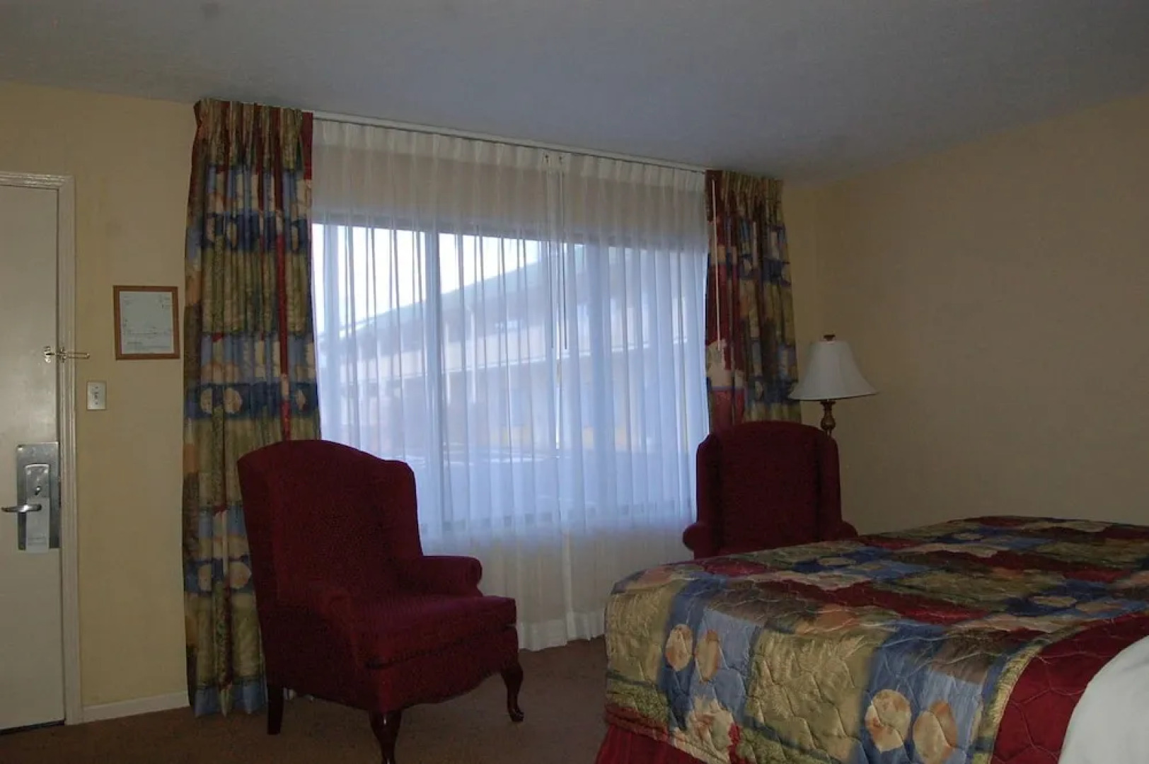 Golden Manor Inn & Suites