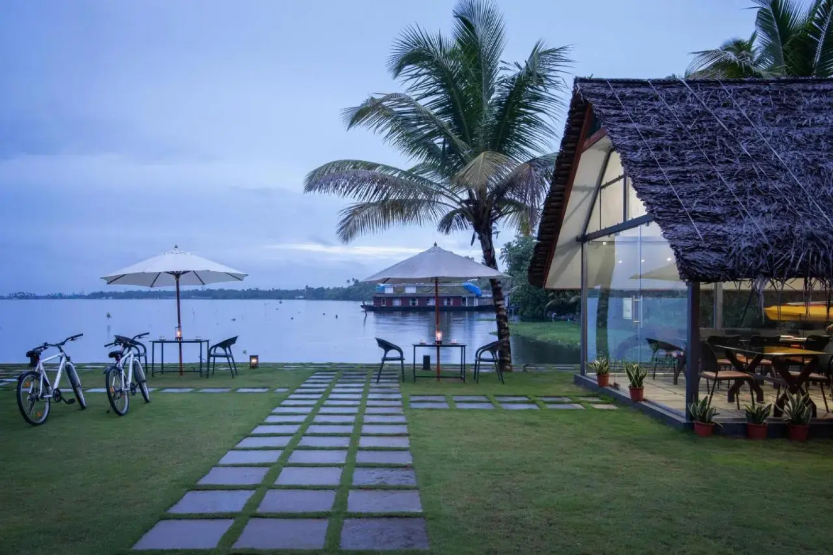 Rain Dance HouseBoat