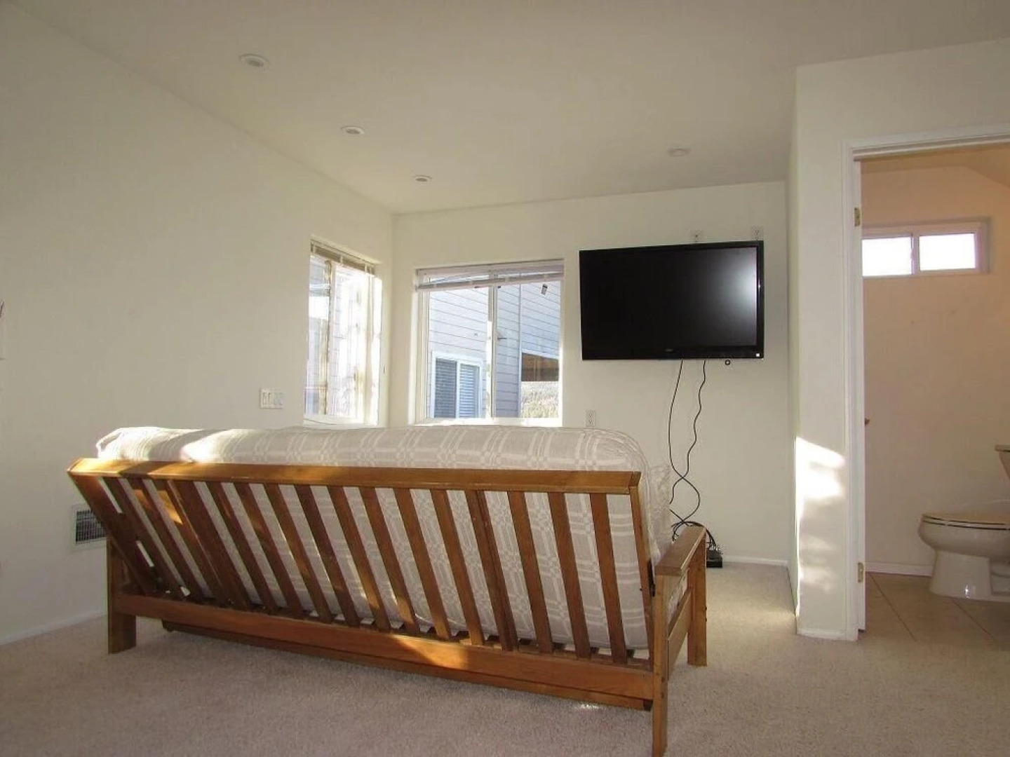 032 - Lakefront Village Escape