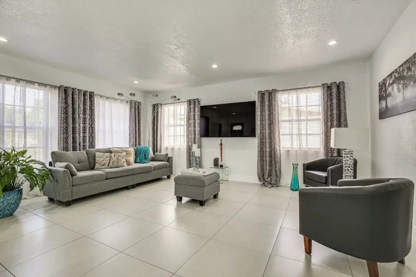 Sun-soaked Home w/ Pool in Lauderdale Lakes!