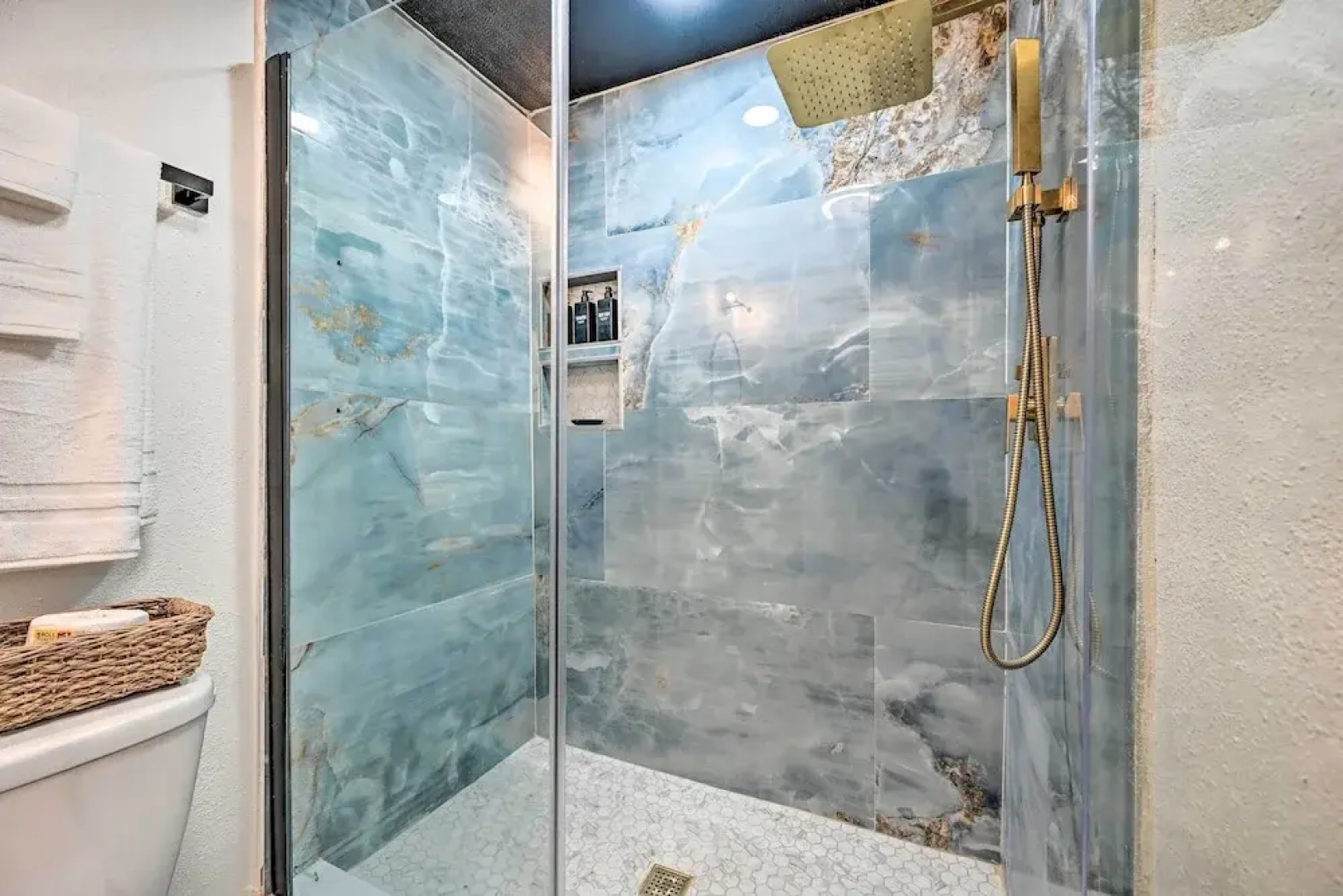 Cozy Brandon Guest Studio w/ Pool & Hot Tub!